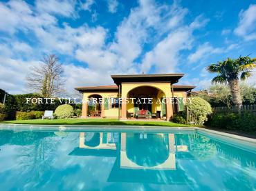 Beautiful Villa in Forte dei Marmi, about 700 m from the sea.