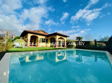 Bellissima Villa a Forte dei Marmi, a circa 700 m dal mare. 