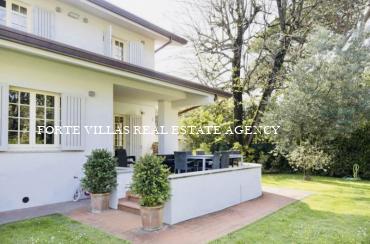Semi-detached house with garden in Forte dei Marmi, right in front of the beach.