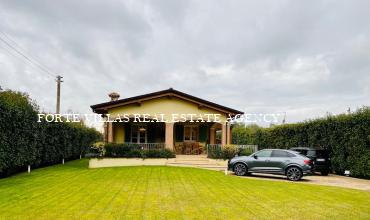 Bellissima proprietà a Pietrasanta, con immobile di circa 260 mq e circa 1000 mq di giardino