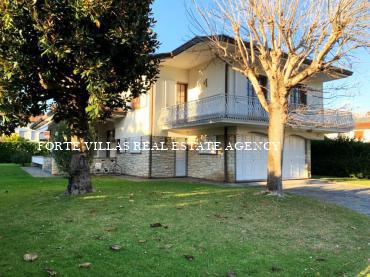 Large Villa in Forte dei Marmi, about 1 km from the sea.