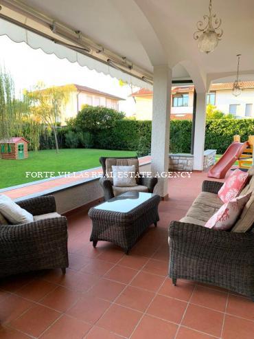 Large Villa in Forte dei Marmi, about 1 km from the sea.