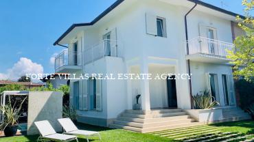 Villa in the central area of ​​Forte dei Marmi, about 700 m from the sea.