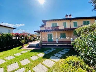 Forte dei Marmi in zona residenziale, di vero pregio, in vendita bella villa bifamiliare con giardino e posti auto.