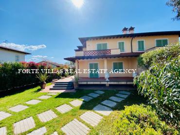 Forte dei Marmi, residential area, beautiful semi-detached villa for sale, with garden and parking spaces.