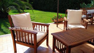 Villa in Forte dei Marmi, with garden, parking space and comfortable summer terraces.