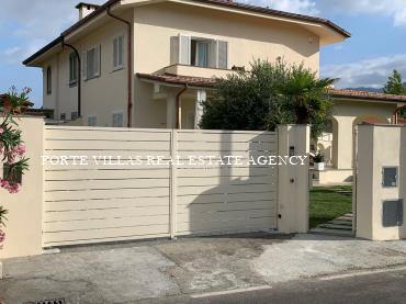 Beautiful semi-detached villa for rent in Forte dei Marmi, 500-600 m from the Versilia sea with a beautiful large garden.