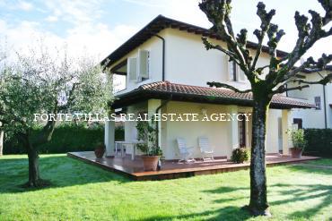 Villa in Forte dei Marmi, located at about 800 m from the beach.