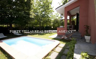 The property is located in Forte dei Marmi and the distance from the beach is 750 meters