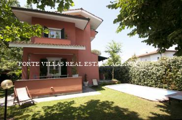 The property is located in Forte dei Marmi and the distance from the beach is 750 meters