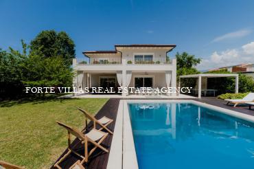 Questa prestigiosa villa di lusso, situata a Vittoria Apuana, è in affitto nella rinomata località di Forte dei Marmi.