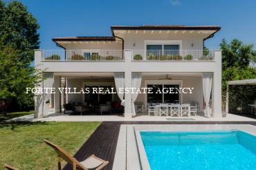 This prestigious luxury villa for rent is located in Vittoria Apuana, in the renowned town of Forte dei Marmi.