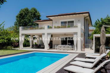 Questa prestigiosa villa di lusso, situata a Vittoria Apuana, è in affitto nella rinomata località di Forte dei Marmi.