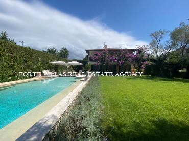 Beautiful luxury villa, with excellent finishes, in Forte dei Marmi, in the Roma Imperiale area