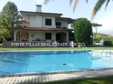 Wonderful villa for rent in Forte dei Marmi, about 800 meters from the sea.
