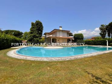 Wonderful villa for rent in Forte dei Marmi, about 800 meters from the sea.