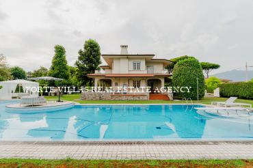 Meravigliosa villa in affitto a Forte dei Marmi a circa 800 metri dal mare.