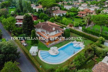 Meravigliosa villa in affitto a Forte dei Marmi a circa 800 metri dal mare.