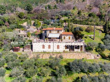 Villa sulle colline alle spalle di Forte dei Marmi