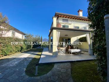 Semi-detached house in the Marina di Pietrasanta area