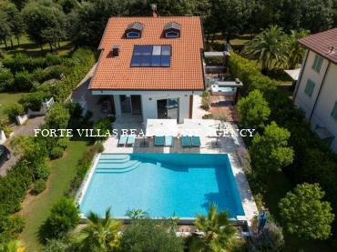 Villa con piscina a Marina di Pietrasanta