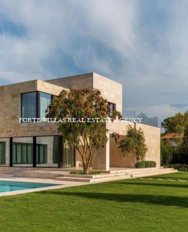 Villa a Forte dei Marmi, a circa 1 Km dal mare.