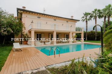 Single villa in excellent condition with swimming pool in Forte dei Marmi