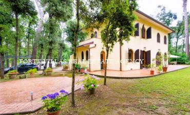 Prestigiosa Villa singola immersa nel verde a Marina di Pietrasanta