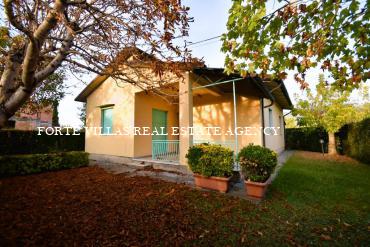 For sale pretty 60s single Villa in Forte dei Marmi