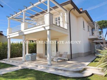 Welcoming semi-detached Villa with large garden in Forte dei Marmi