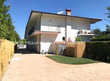 Graziosa Villetta bifamiliare con giardino e posto auto privato a Forte dei Marmi