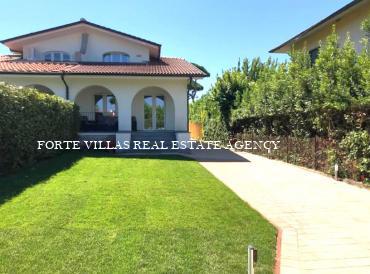 Pretty semi-detached house with garden and private parking space in Forte dei Marmi