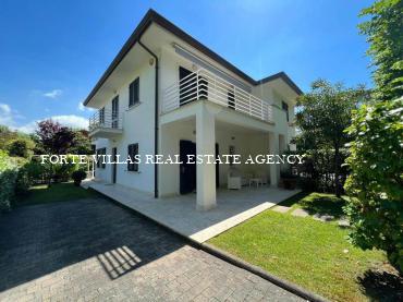  : Дом на две семьи в аренду и на продажу в  Форте дей Марми