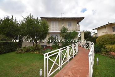 Villa di nuova costruzione con giardino situata in zona centrale a Forte dei Marmi