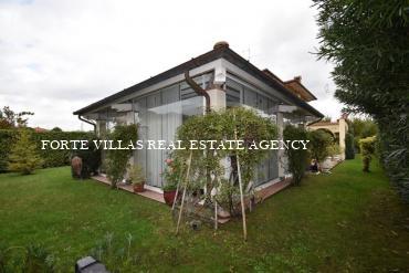 Villa di nuova costruzione con giardino situata in zona centrale a Forte dei Marmi