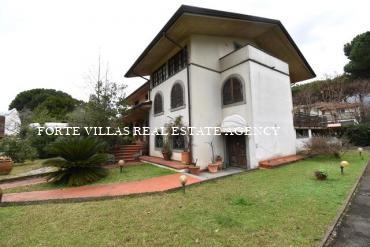 Spacious single Villa for sale in Cinquale area