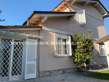 Accogliente villa bifamiliare con piccolo giardino