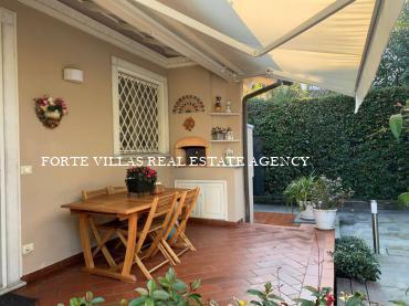 Accogliente villa bifamiliare con piccolo giardino