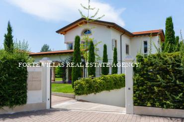 Cozy single Villa with a large garden in Vittoria Apuana