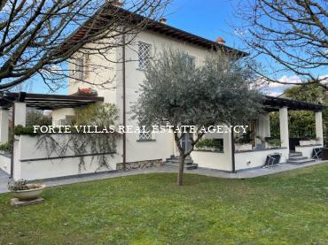 Elegante villa con giardino, in affitto a Forte dei Marmi