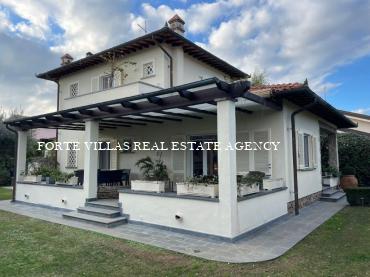 Elegante villa con giardino, in affitto a Forte dei Marmi