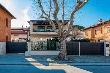 Moderno appartamento al primo piano appena ristrutturato e con posto auto privato, a circa 250 metri dal mare a Forte dei Marmi