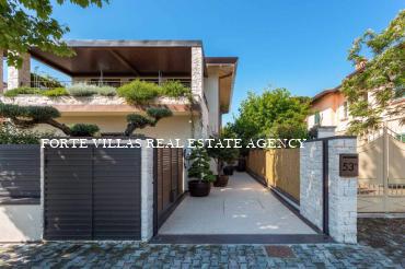 Modern apartment on the first floor just renovated with private parking space, about 250 meters from the sea in Forte dei Marmi