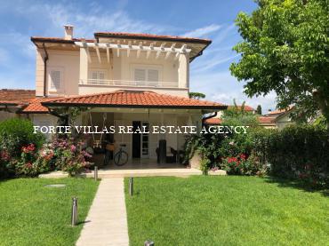 Meravigliosa villa singola con giardino, ubicata in zona centrale a circa 4-500 metri dal mare a Forte dei Marmi