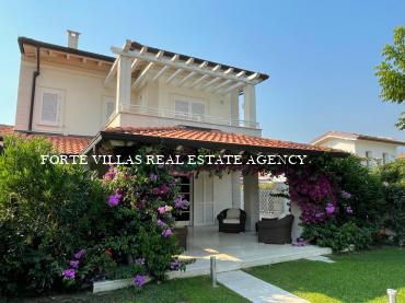 Meravigliosa villa singola con giardino, ubicata in zona centrale a circa 4-500 metri dal mare a Forte dei Marmi