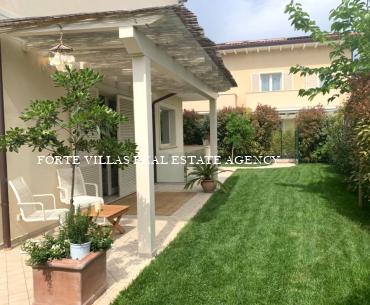 Meravigliosa bifamiliare di recente costruzione, a circa 900 m dal mare a Forte dei Marmi.