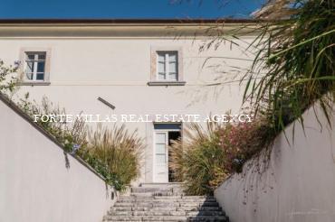 Majestic single villa with pool and view of the Versilia coast, located on the first hill of Pietrasanta about 8 km from the sea.