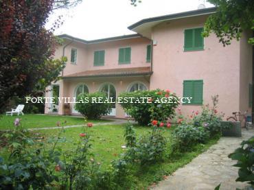 Pretty single villa with garden, about 1 km from the sea of Forte dei Marmi