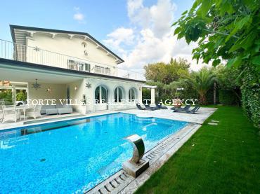 Luxurious single villa with swimming pool located about 700 meters from the sea of Forte dei Marmi.