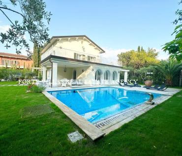  : Виллы с бассейном в аренду и на продажу в  Форте дей Марми